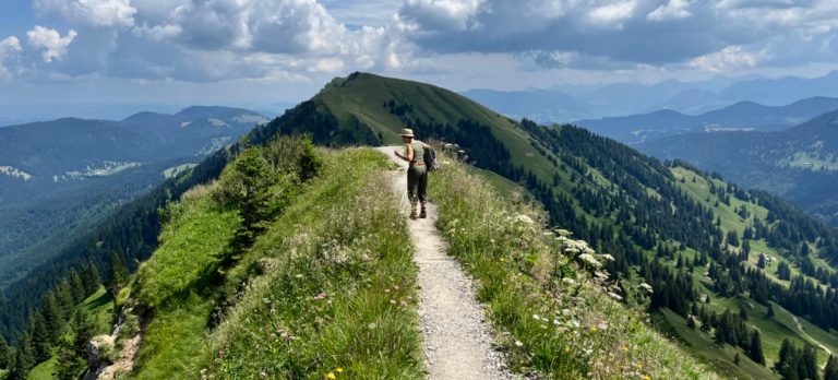 Führungskräfte-Retreat im Allgäu – Person auf dem Hochgrat-Weg mit Weitblick, Go Beyond Retreat Oberstaufen