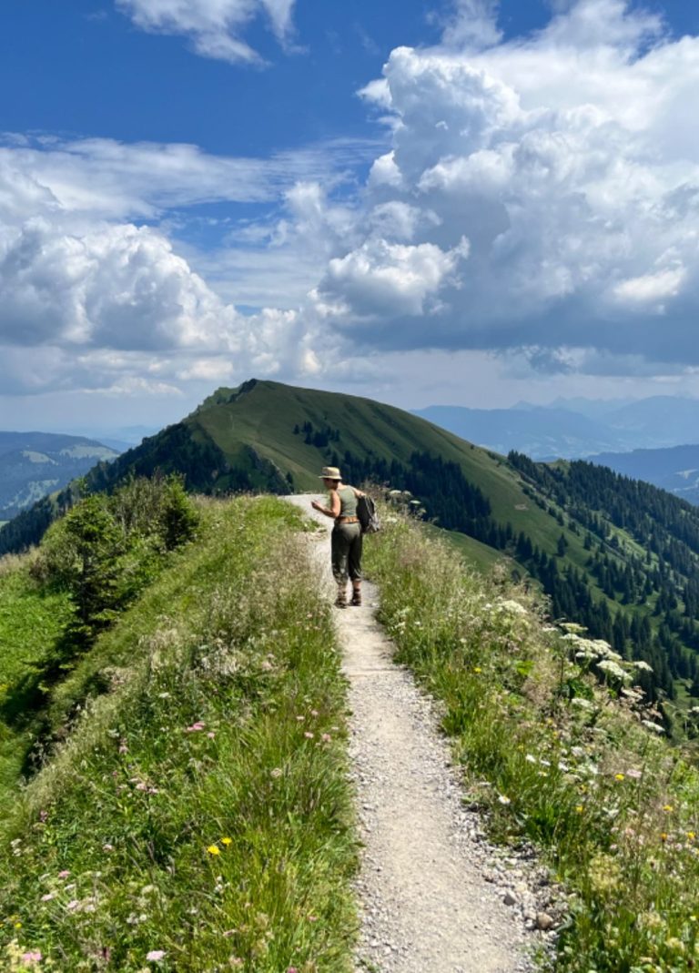 Führungskräfte-Retreat im Allgäu – Person auf dem Hochgrat-Weg mit Weitblick, Go Beyond Retreat Oberstaufen