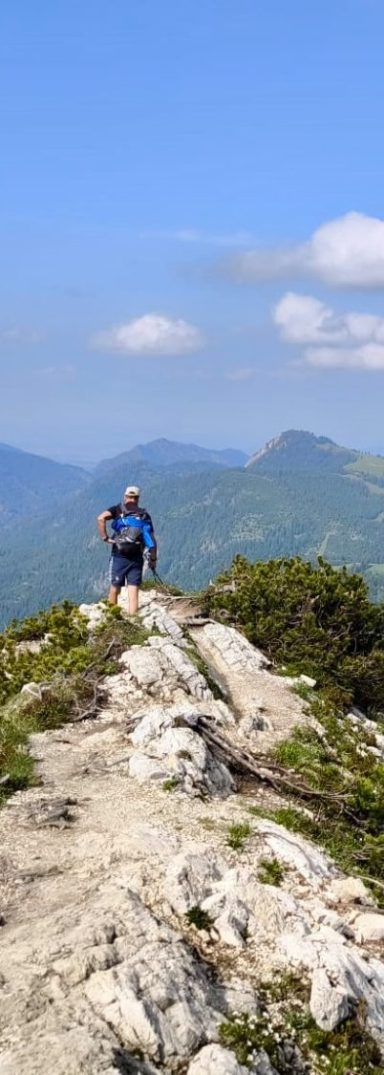 Person auf Bergkamm am Hochgrat mit Panoramablick – Sinnbild für Führung, Balance und Perspektive im Go Beyond Retreat Oberstaufen